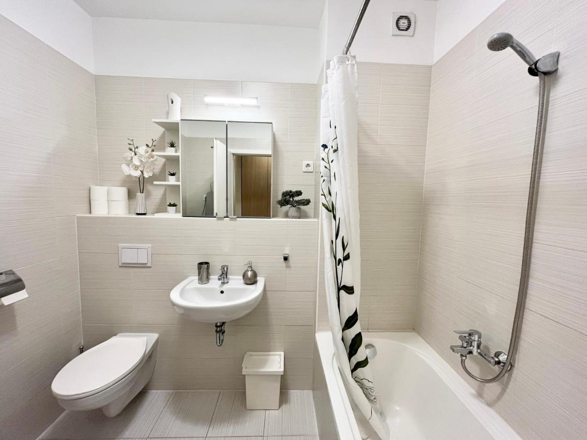 The Prince'S Neighbour Apartment Budapest With Free Garage Exterior foto